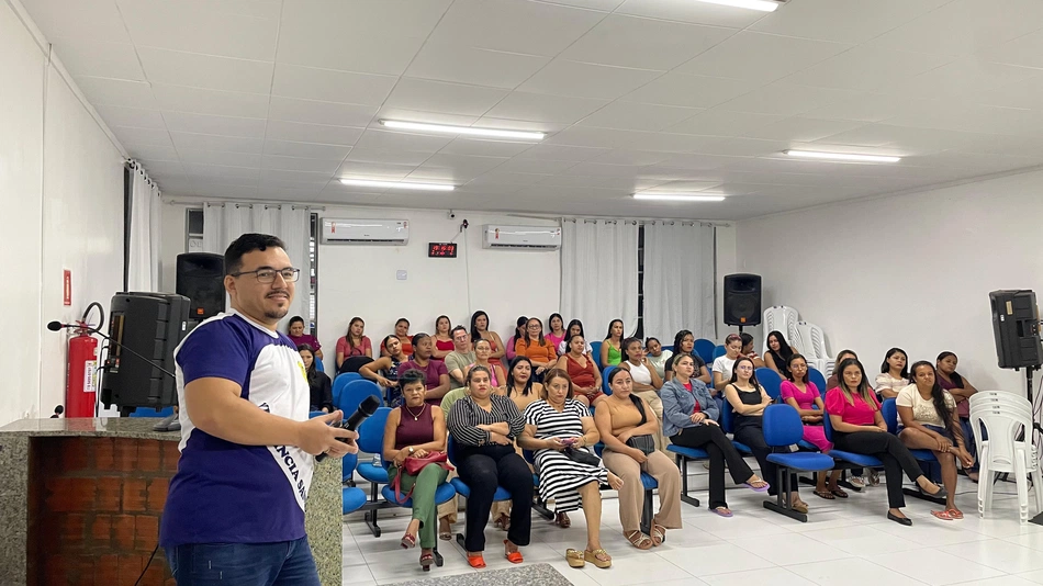 Reunião de orientação para manicures, pedicures e profissionais da beleza.
