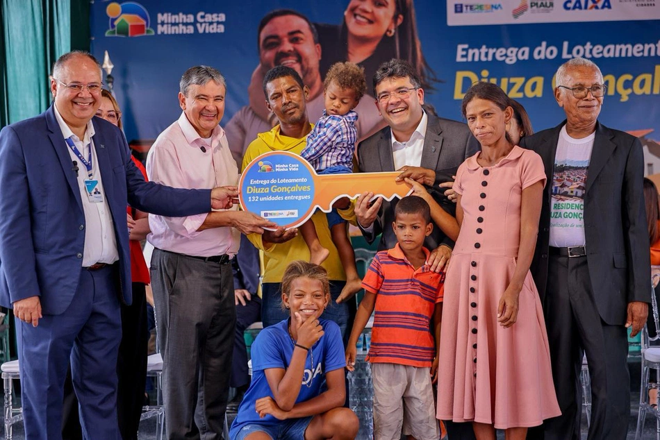 132 famílias recebem as chaves da primeira casa própria em Teresina.