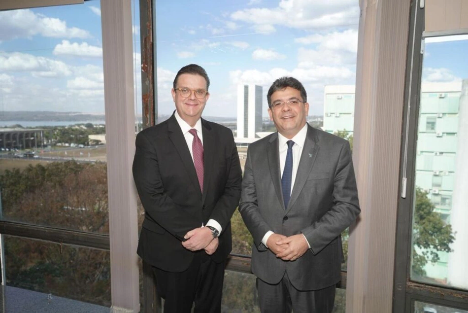 Ministro da Previdência Social anuncia aumento de 65% no número de médicos peritos.