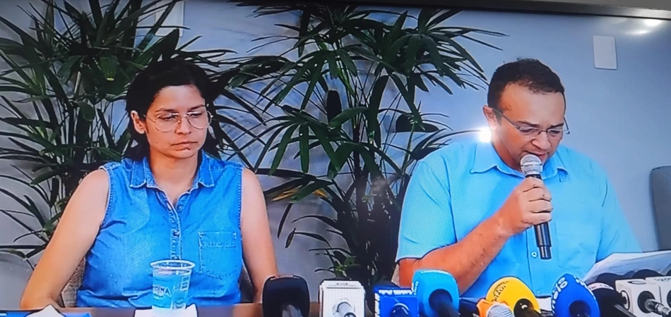 Pais de Alice durante coletiva de imprensa