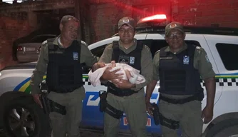 Cabo da PMPI salva bebê engasgada.
