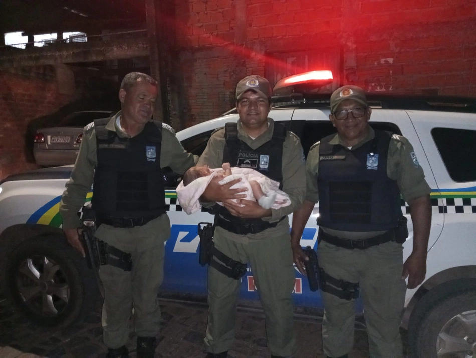 Cabo da PMPI salva bebê engasgada.