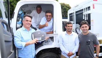 Ciro Nogueira realiza a entrega de maquinários em municípios piauienses