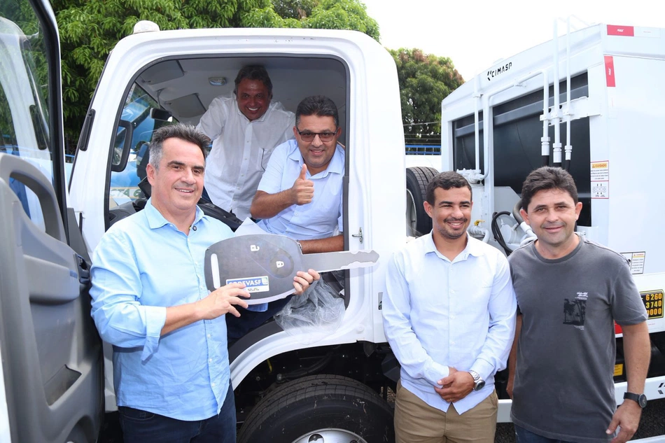 Ciro Nogueira realiza a entrega de maquinários em municípios piauienses