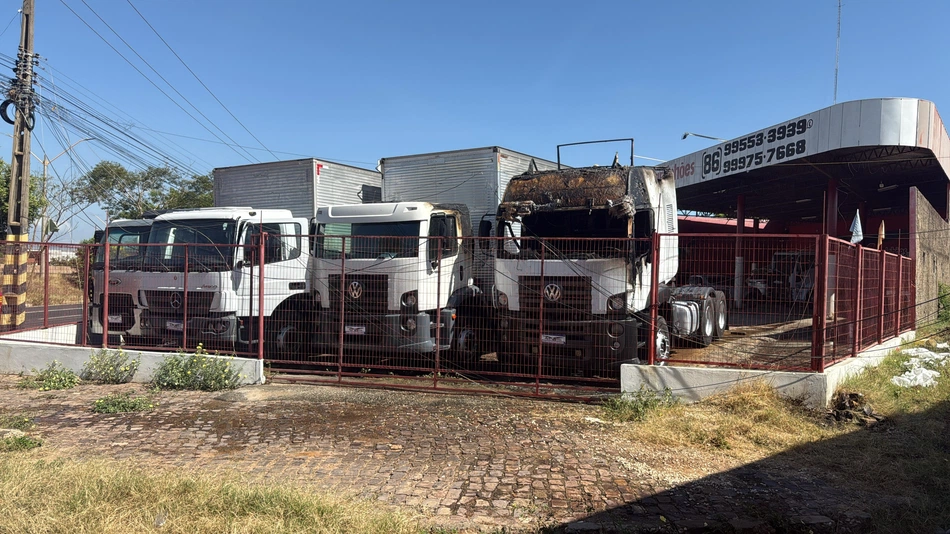 Incêndio em garagem revendedora de caminhões
