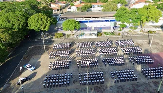 Entrega do primeiro uniforme de instrução à nova turma do Curso de Formação de Soldados
