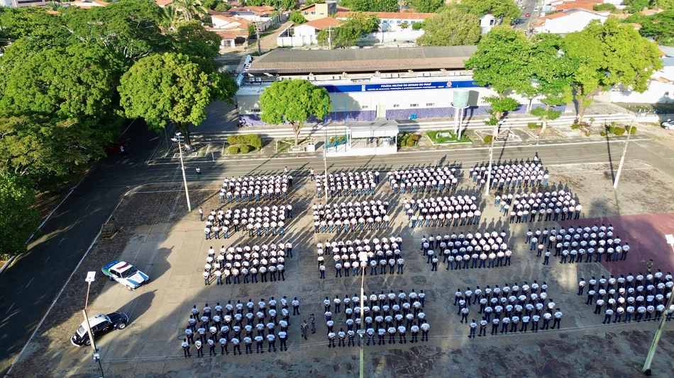 Entrega do primeiro uniforme de instrução à nova turma do Curso de Formação de Soldados