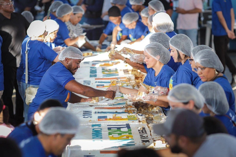Tradicional corte de bolo é realizado em comemoração aos 173 anos da capital