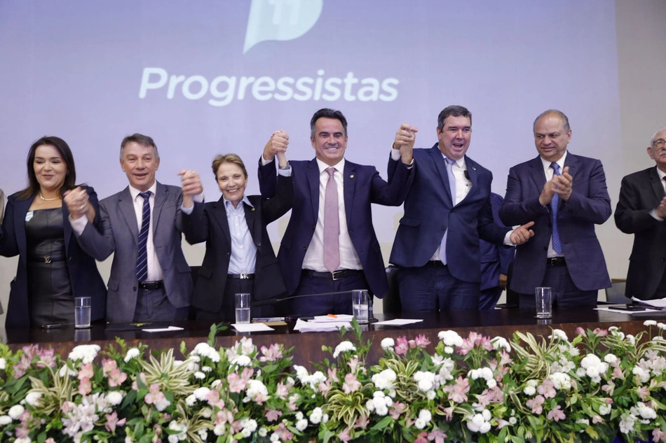 Governadores e Senadores em ato oficial de união partidária