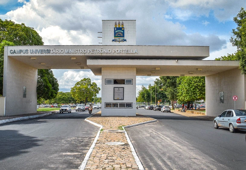 Construção de  Ponte da UFPI 