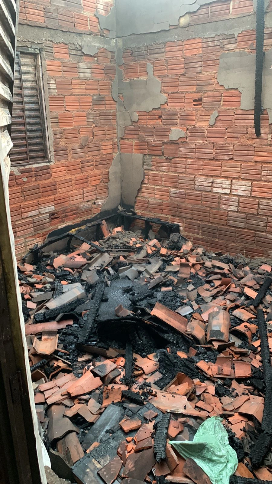 Incêndio uma residência no bairro Vila da Paz