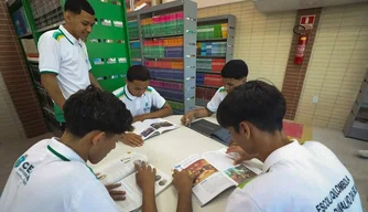 Estudantes beneficiados pelo programa Pé-de-Meia