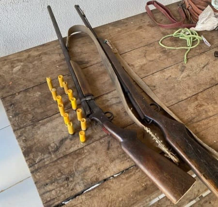 PM prende homem suspeito de violência doméstica posse irregular de armas