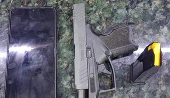 Homem é preso por porte ilegal de arma de fogo em um posto de combustíveis