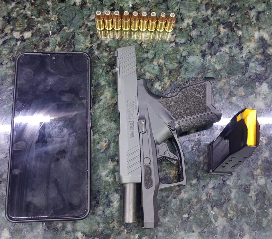 Homem é preso por porte ilegal de arma de fogo em um posto de combustíveis