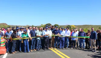 Ministro dos Transportes anuncia R$ 700 milhões para pavimentação da BR-330 durante inauguração de ponte.