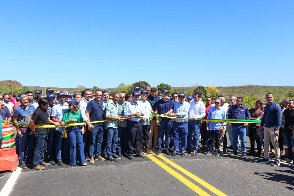 Ministro dos Transportes anuncia R$ 700 milhões para pavimentação da BR-330 durante inauguração de ponte.