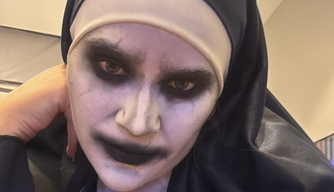 Jovem fantasiada de Freira