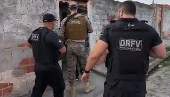 Operação cumpre mandados no bairro Pedra Mole