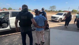 Pai e filho são presos com drogas em Altos.