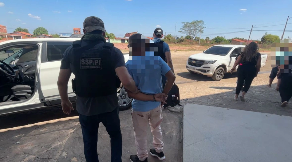 Pai e filho são presos com drogas em Altos.