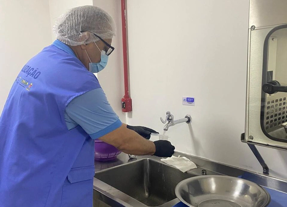 Vigilância Sanitária coleta amostras de água em clínica de oncologia de Teresina