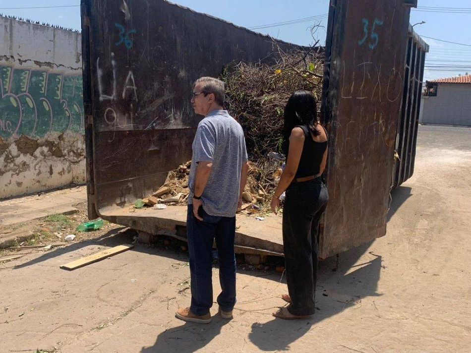 Equipe realizando vistoria.