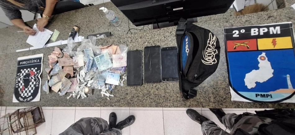 Material apreendido durante a ação.