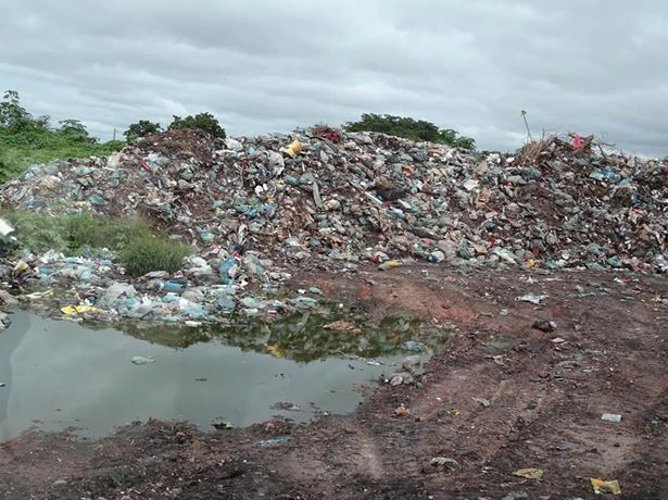 Lixão em funcionamento no município de Arraial