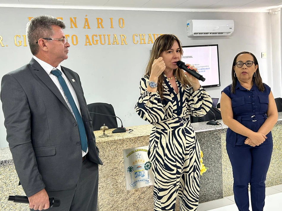 Prefeita Ivanária Sampaio.