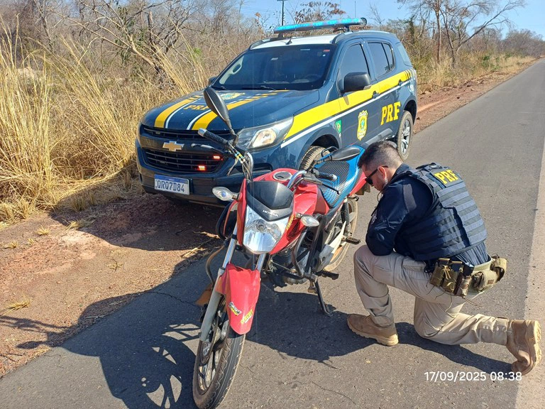 PRF reupera motocicleta durante fiscalização na BR-135, em Corrente