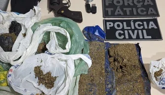 Material apreendido pela polícia com a dupla