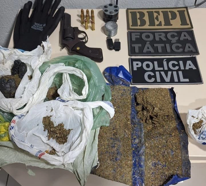 Material apreendido pela polícia com a dupla