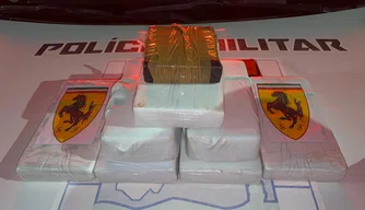 Tabletes de drogas apreendidos com o adolescente.