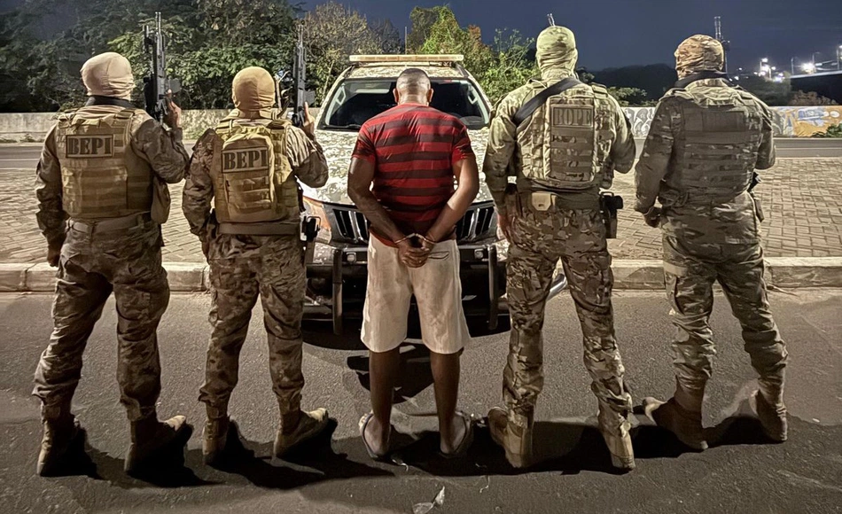 Preso suspeito de tráfico de drogas e porte ilegal de arma de fogo.