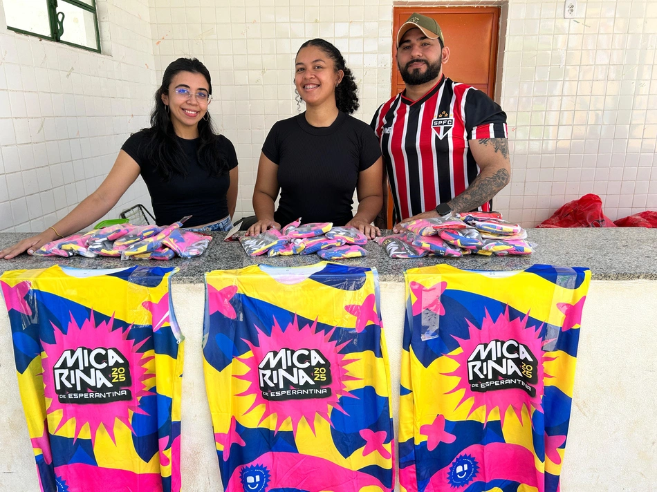 Troca de alimentos por abadás em Esperantina