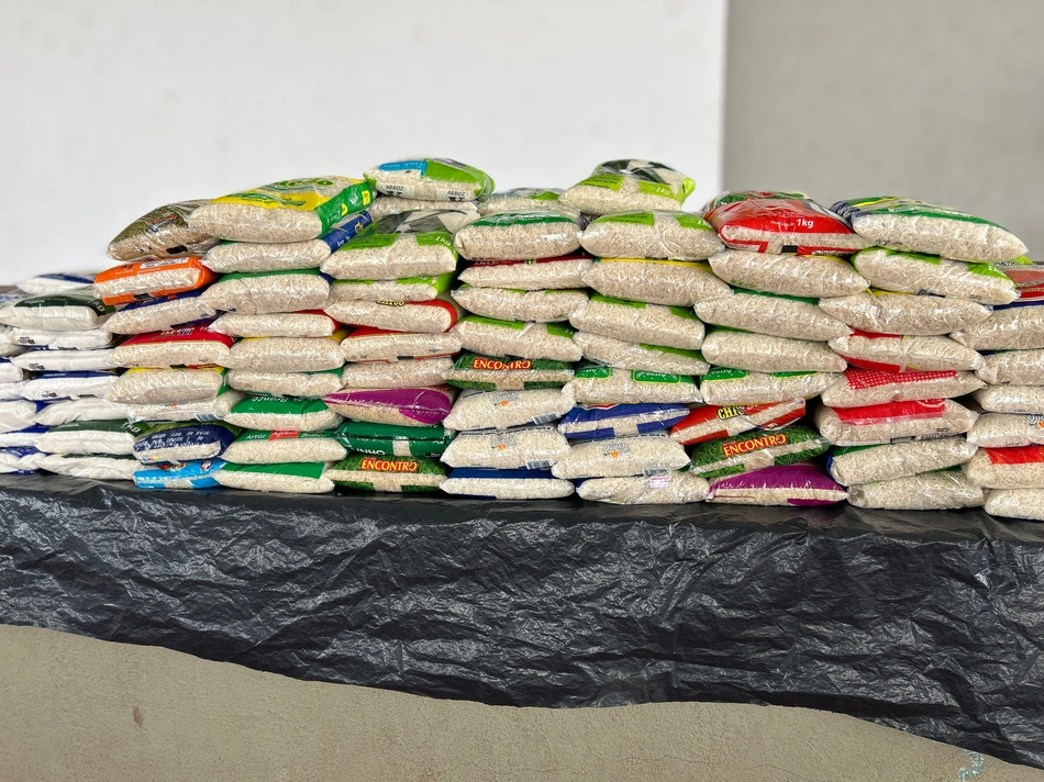 Troca de alimentos por abadás em Esperantina