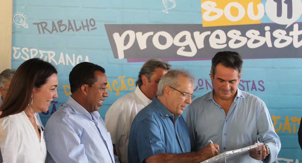 João Vicente Claudino assinando a ficha de filiação