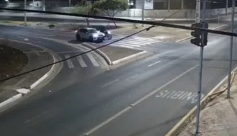 O momento do assalto foi capturado por uma câmera de segurança.