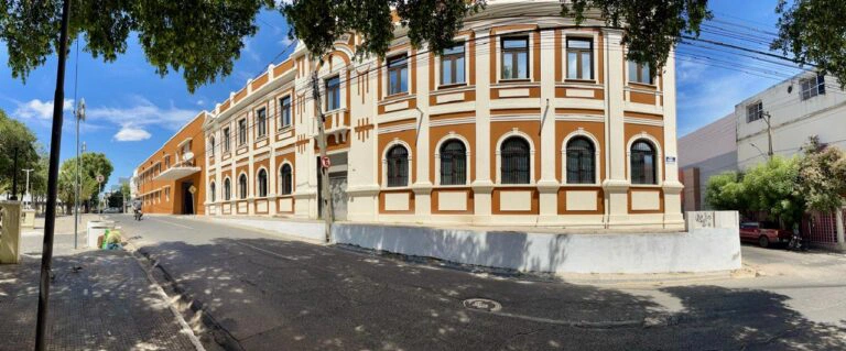 Central de Artesanato Mestre Dezinho.