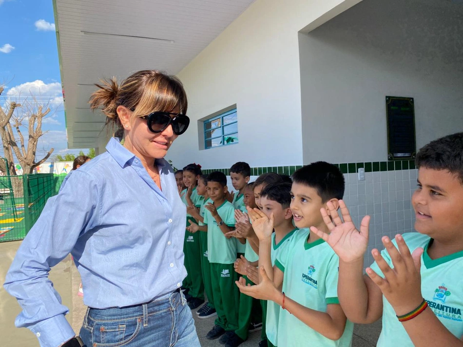 Prefeita Ivanária Sampaio recém-inaugurada Escola Municipal de Esperantina