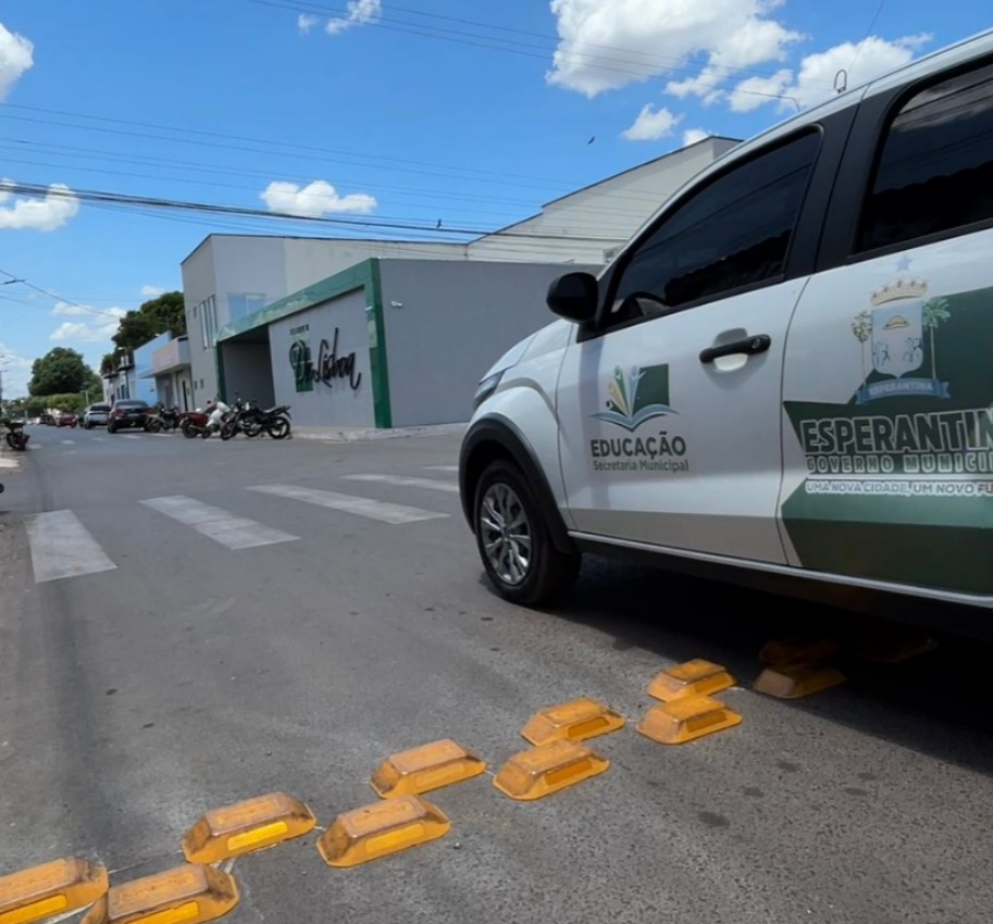 Tachões refletivos reforçam segurança no trânsito de Esperantina