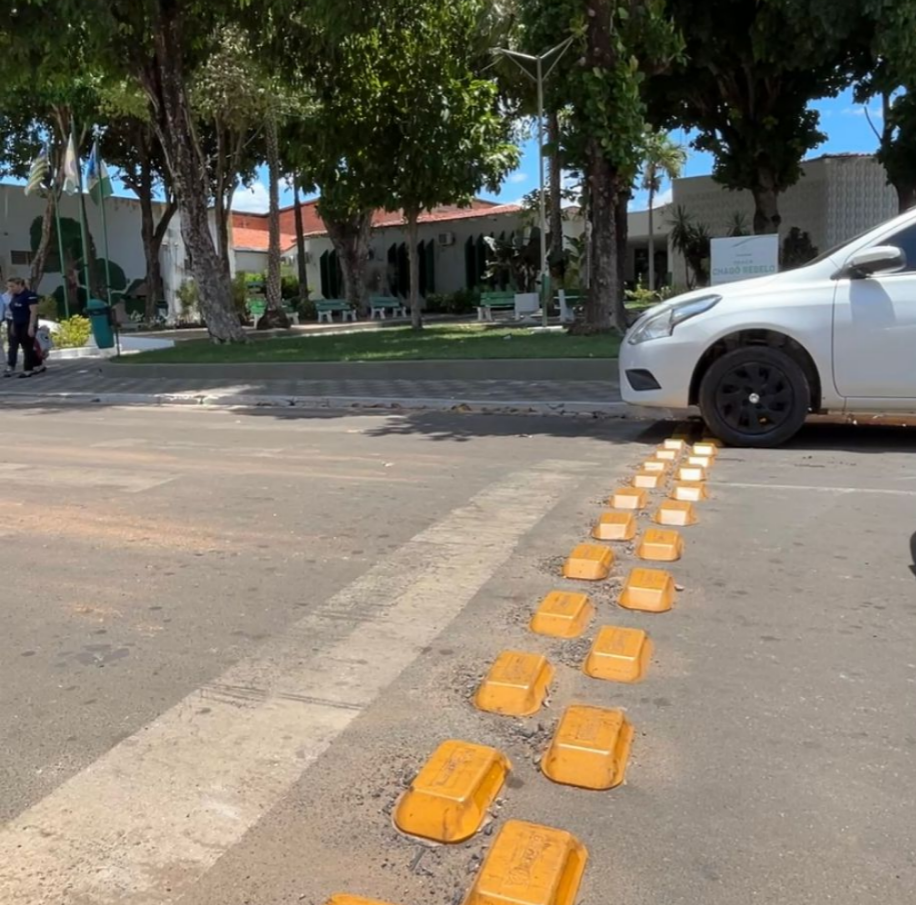 Tachões refletivos são instalados em Esperantina