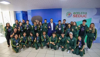 Os estudantes que foram recebido pelo secretário Washington Bandeira.