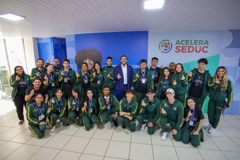 Os estudantes que foram recebido pelo secretário Washington Bandeira.