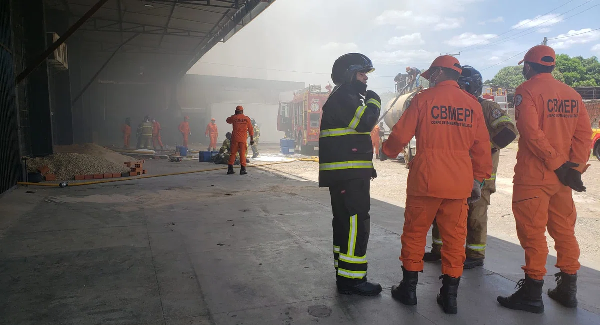 Bombeiros atuam no combate a incêndio em loja de pneus