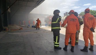 Bombeiros atuam no combate a incêndio em loja de pneus