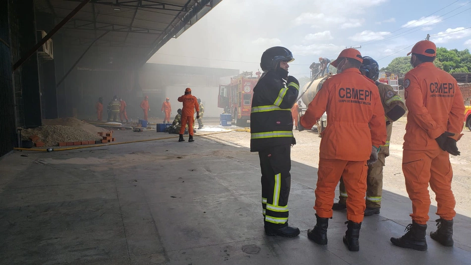 Bombeiros atuam no combate a incêndio em loja de pneus