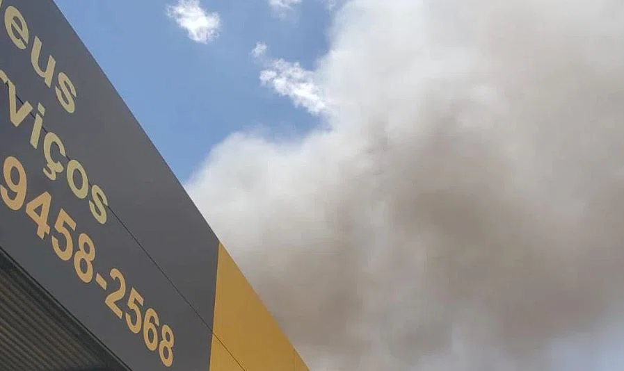 Bombeiros atuam no combate a incêndio em loja de pneus