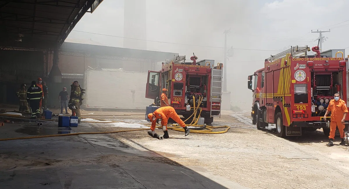 Bombeiros atuam no combate a incêndio em loja de pneus